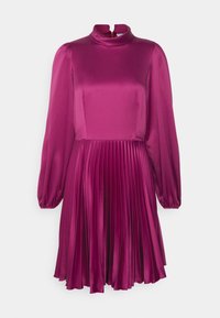 Robe en satin magenta avec un col haut, de longues manches bouffantes et une jupe plissée. Dispose d'une fermeture éclair au dos. Texture lisse sur l'ensemble.