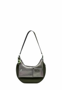 Metallisch silberne und olivgrüne Handtasche mit geschwungener Form, zwei Reißverschlussfächern und einem verstellbaren Tragegurt. Mit Markenzeichen-Details.