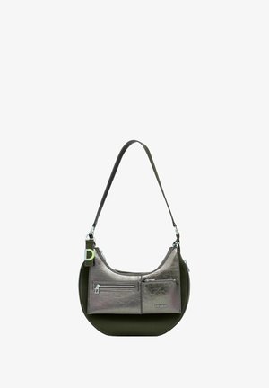 Bolso de mano metálico en plata y verde olivo con forma curva, dos bolsillos con cremallera y una correa ajustable. Presenta un detalle del logo de la marca.