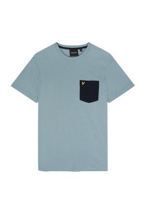 Camiseta de algodón azul claro con cuello redondo, mangas cortas y un bolsillo azul oscuro. Cuenta con un emblema amarillo en el bolsillo.