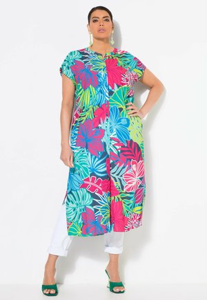 Vestido corto de manga corta y colores vivos con un estampado floral tropical en rosa, turquesa y verde. Diseño con botones en el frente y corte a la altura de la rodilla.