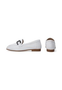 Witte leren loafers met een zilveren gespsaccent, vlakke bruine zool en een eenvoudig, gestroomlijnd ontwerp. Gladde textuur en minimale stiksels.