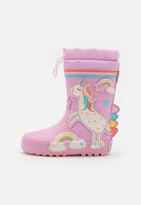 Botte de pluie en caoutchouc rose avec un motif de licorne, des accents de rainbow et un haut à cordon. Possède une semelle texturée et des détails nuage décoratifs.