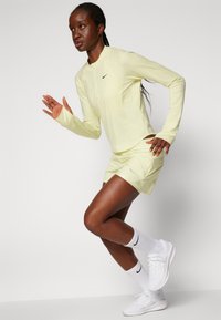 Nike Performance RUN - Langarmshirt - life lime