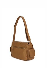 Borsa a spalla in pelle marrone chiaro con patta, tasca frontale con cerniera, due tasche laterali e una ampia tracolla regolabile. Texture liscia, design minimalista.