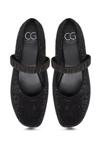 Paar schwarze Mary Jane Ballerinas, verziert mit kleinen schwarzen Kristallen und gerafften elastischen Riemen, innen mit Cesare Gaspari Barcelona beschriftet.
