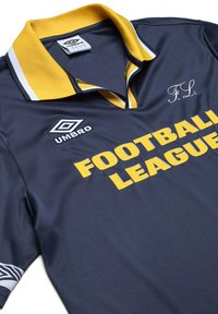 Cămașă de fotbal bleu închis, cu mâneci scurte și guler galben, având inscripția mare "LIGA DE FOTBAL" în galben și un logo brodat.