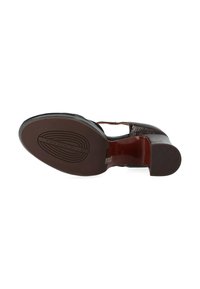 Scarpa con tacco in pelle marrone, dotata di una tomaia strutturata, punta arrotondante e suola con motivo. Il tacco è di altezza media con una finitura liscia.