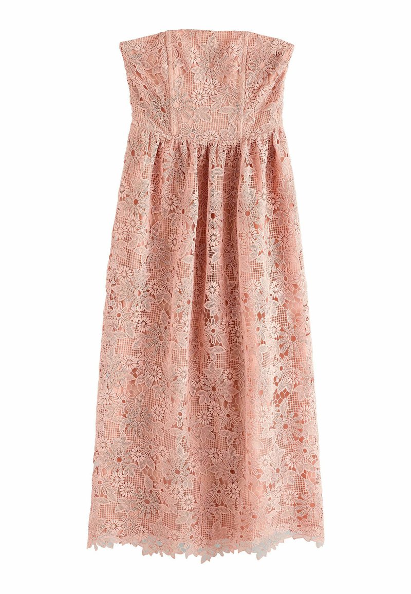 Strapless klänning i ljusrosa spets med blommönster, med en figursydd överdel och en utsvängd kjol, med en scalloped fåll.