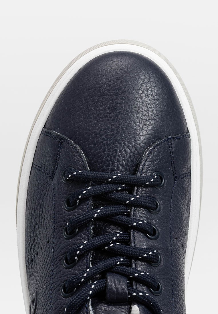 Marineblaue Leder-Sneaker mit strukturiertem Obermaterial, weißer Gummisohle und kontrastierenden Schnürsenkeln. Verfügt über eine klassische, runde Zehenform und dezente Nahtdetails.