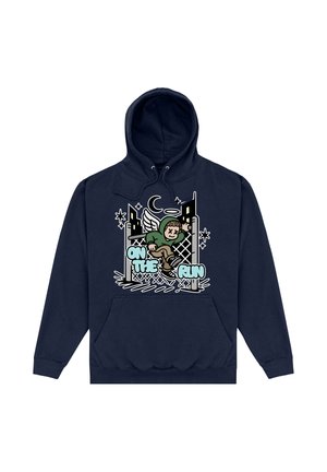 Granatowa bluza z kapturem z grafiką skrzydlatego sylwetki wspinającej się na płot pod półksiężycem, gwiazdami i panoramą miasta, napis „ON THE RUN” w kolorze niebieskim i białym.