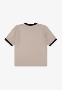 Beige kortermet T-skjorte med marineblå rund hals og ermekanter. Laget av mykt bomullsmateriale med ensartet tekstur.