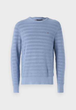 Maglione azzurro chiaro con texture a costine e righe orizzontali. Presenta un colletto rotondo e maniche lunghe. Piccolo logo sul petto.