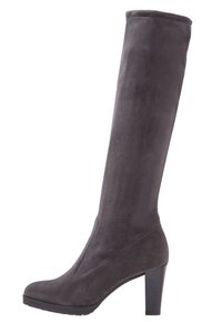 Botte montante en daim gris avec un bout arrondi, une texture lisse et un talon bloc de 10 cm. Présente un détail subtil de couture latérale.