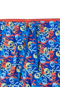 Costume da bagno blu con un motivo di teschi e ossa incrociate colorati in giallo, rosso e azzurro, con una vita elastica e cordino.