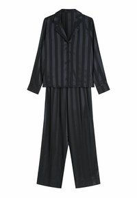 Czarny komplet piżam w paski wykonany z gładkiej tkaniny. Posiada długie rękawy, guziki zapięcia na koszuli oraz spodnie o szerokich nogawkach i luźnym kroju.