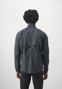 New Balance ATHLETICS REFLECTIVE PACKABLE JACKET - Veste de running - blacktop