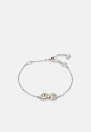 Bracelet en chaîne argentée avec un bijou en forme d'infini au centre, orné de petits cristaux transparents et d'un fermoir de type mousqueton pour un maintien sécurisé.