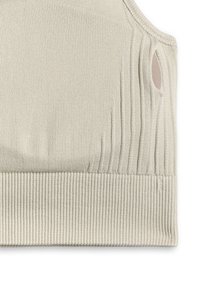 Haut sans manches en tricot côtelé beige clair avec une taille ajustée et un subtil détail de texture verticale près de l’emmanchure.