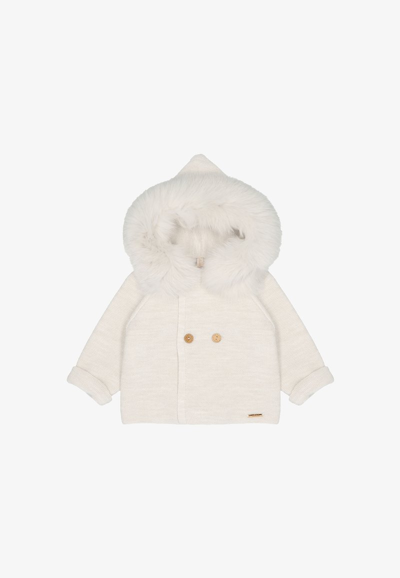 Chaqueta de bebé de punto color crema con capucha adornada con suave pelo sintético blanco y dos botones de madera en la parte delantera.