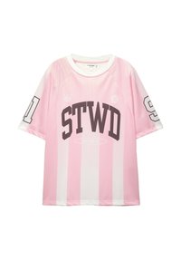 Růžový sportovní dres se proužkovaným vzorem, krátkými rukávy, kulatým výstřihem a výrazným černým nápisem "STWD" a čísly "11" a "91."