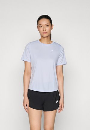 Lichtpaarse sportshirt met korte mouwen en ronde halslijn, voorzien van het Asics-logo, gecombineerd met zwarte shorts met zijzakken.