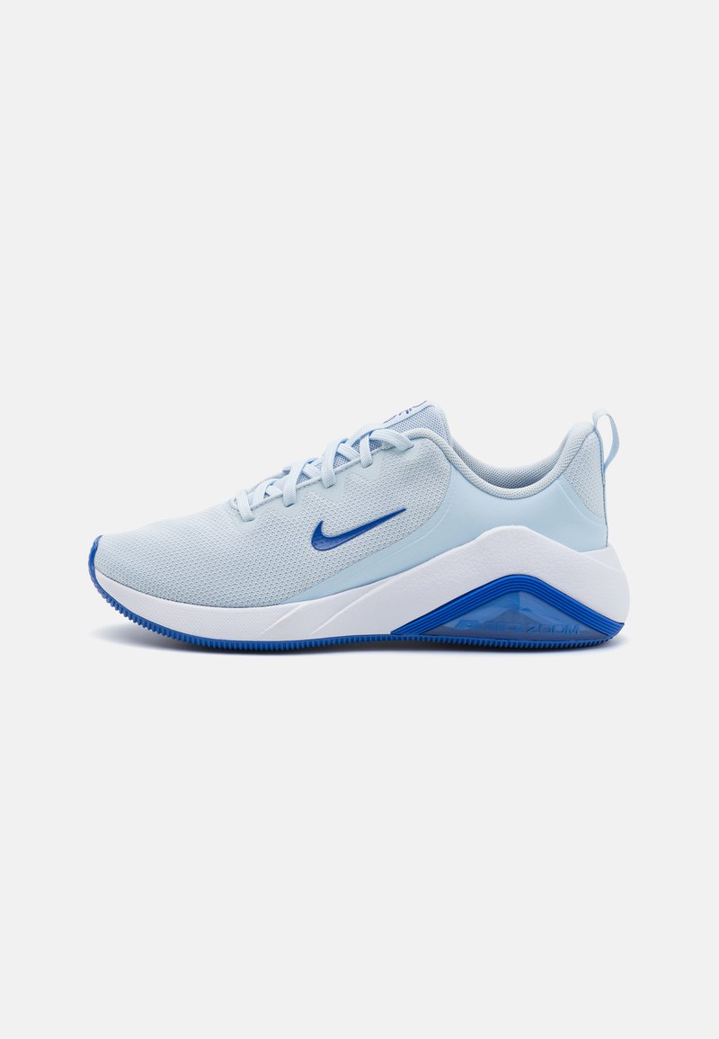 Baskets de sport bleu clair avec tige en mesh, semelle intermédiaire blanche, semelle extérieure bleue et logo Nike bleu. Les lacets et la languette au talon sont également bleu clair.