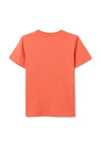Camiseta de algodón suave de color coral con manga corta, que cuenta con un clásico cuello redondo y dobladillo limpio. Sin gráficos ni patrones presentes.