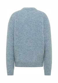 Jasnoniebieski sweter dziany o prążkowanej fakturze, z okrągłym dekoltem i długimi rękawami. Tył jest gładki, bez zdobień.
