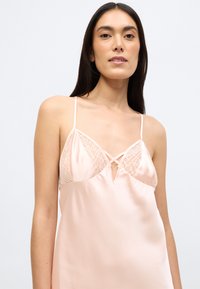 Ρόζ σατέν νυχτικό με δαντελένιες λεπτομέρειες στο μπούστο, με λεπτές ρυθμιζόμενες τιράντες και τρίγωνο ντεκολτέ με διακοσμητικό δαχτυλίδι.