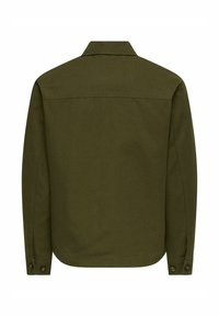 Olivo zelena jakna z dolgimi rokavi, ovratnikom, šivom na zadnjem delu in zapestnicami z gumbi, prikazana od zadaj.