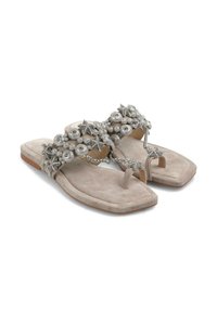 Infradito in suede grigio con ornate decorazioni in argento raffiguranti fiori e stelle marine sulla cinghia. Suola piatta, punta quadrata.