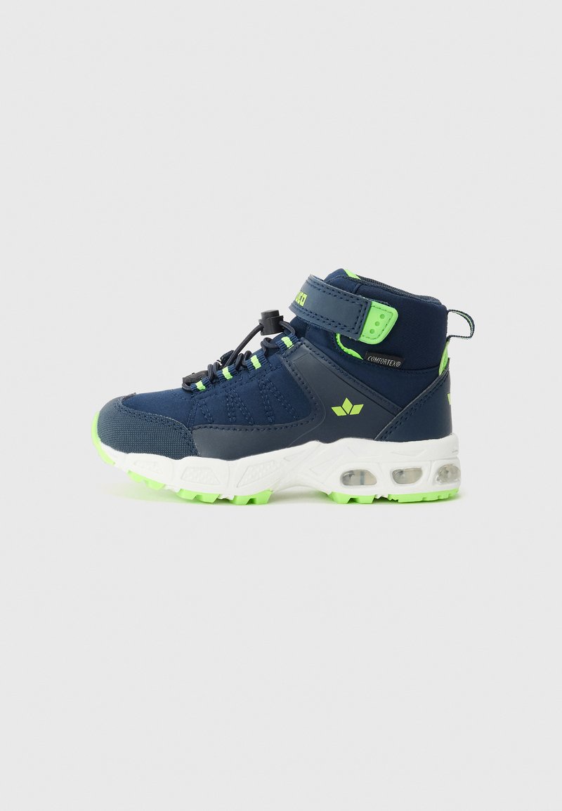 Tumesinine ja neoonroheline kõrge servaga tenniseking, millel on valge tallaga, õhukammimis, velcro rihm ja tõmbeaas, kavandatud mugavuseks ja välistingimustes kasutamiseks.