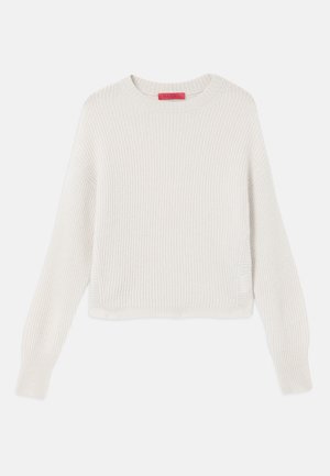 Lys beige ribbet genser med lange ermer, rund hals og en kort design. Stoffet har en myk og strukturert tekstur med synlige linjer.
