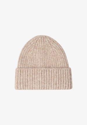 Beige gebreide wollen beanie met een dik ribbelpatroon en een omgeslagen rand, geschikt voor koud weer.