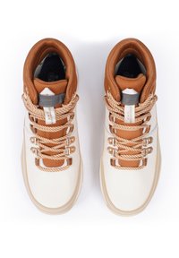 Sneaker alte in crema con dettagli in pelle marrone, dotate di lacci testurizzati, elementi in metallo e colletto imbottito per il massimo comfort.