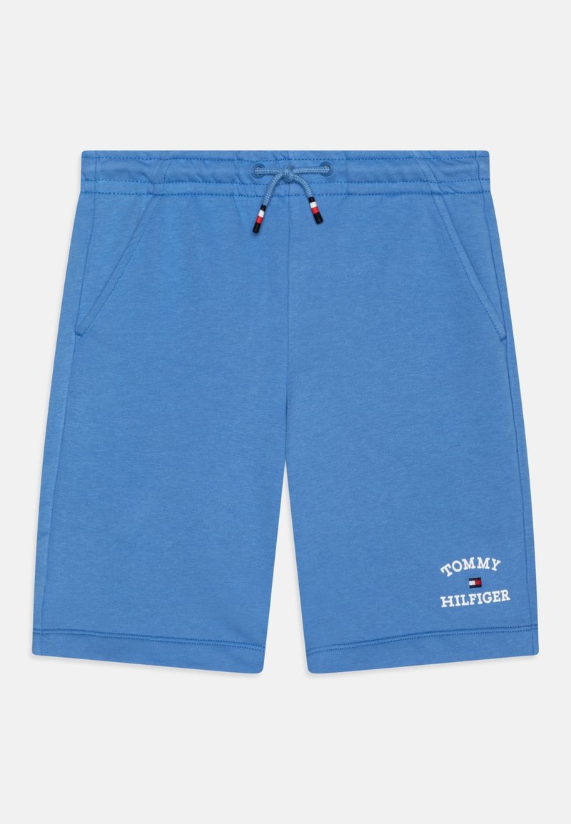 Shorts en coton bleu avec cordon de serrage, poches latérales et logo "Tommy Hilfiger" imprimé près de l'ourlet inférieur de la jambe droite.