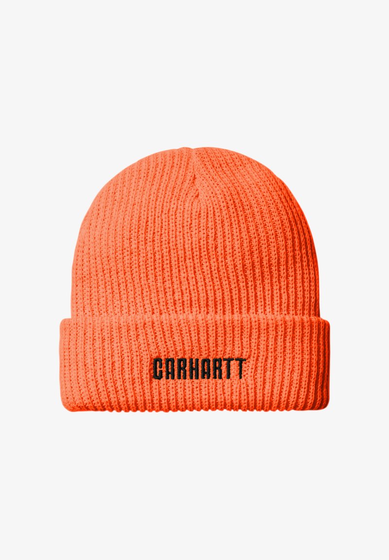 Gorro de punto naranja con textura acanalada y un puño doblable. Presenta el logotipo negro de "Carhartt" en la parte frontal.