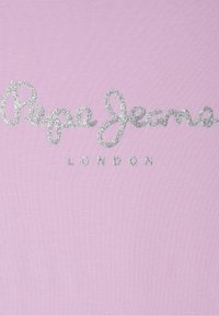 Svetle růžové tričko s texturou a třpytivým stříbrným logem "Pepe Jeans" a "LONDON" v jednoduchém písmu pod ním. Hladká tkanina, krátké rukávy.
