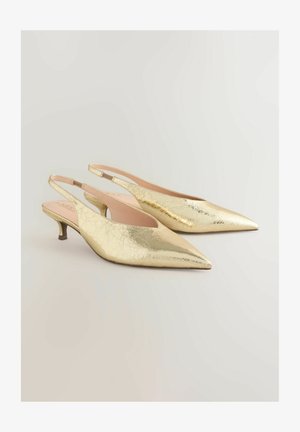 Guld slingback-højhæle med spids tå, der har en revnet lædertekstur og en lille, robust hæl. Indersiden er lyserød.