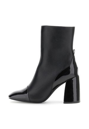 Stivaletto nero realizzato in pelle liscia con punta e tacco in vernice lucida. Presenta una forma affusolata e un design con tacco a blocco.