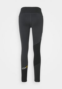 Leggings sportivi neri con vita alta. Presentano un design a blocchi di colore con accenti riflettenti sottili e una finitura testurizzata.