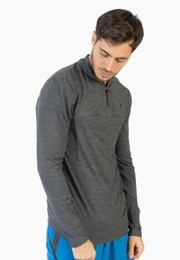 Suéter gris de manga larga hecho de un tejido texturizado y transpirable con un cuello de media cremallera y un pequeño logo en el pecho.