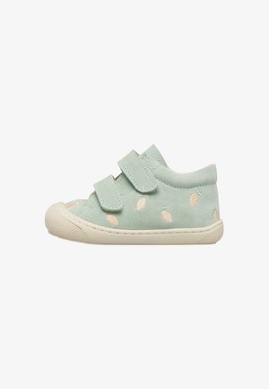 Chaussure pour tout-petit en suède vert clair avec deux bandes Velcro et petits motifs de feuilles brodées beige, semelle en caoutchouc avec embout texturé.