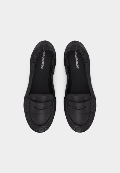Paire de mocassins noirs en cuir à enfiler avec bord élastique froncé et logo DSQUARED2 sur la semelle intérieure, vue de dessus sur fond blanc.