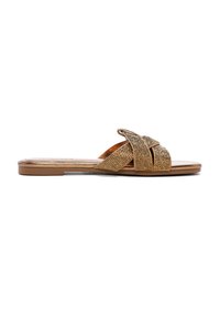 Sandali piatti con un design di cinturini metallici dorati a incrocio, una soletta marrone liscia e una suola a profilo basso.