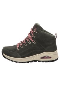 Botas de senderismo de ante gris con cordones rosas, ojetes de metal y suela acolchada con una unidad de aire visible. Suela de goma texturada para mayor agarre.
