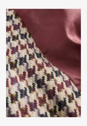 Vilnos audinys su šuns danties raštu, kremine, burgundo ir juoda spalvomis, derinamas su lygiu burgundo spalvos sateniniu audiniu. Tekstūruotos ir kontrastingos paviršiaus.