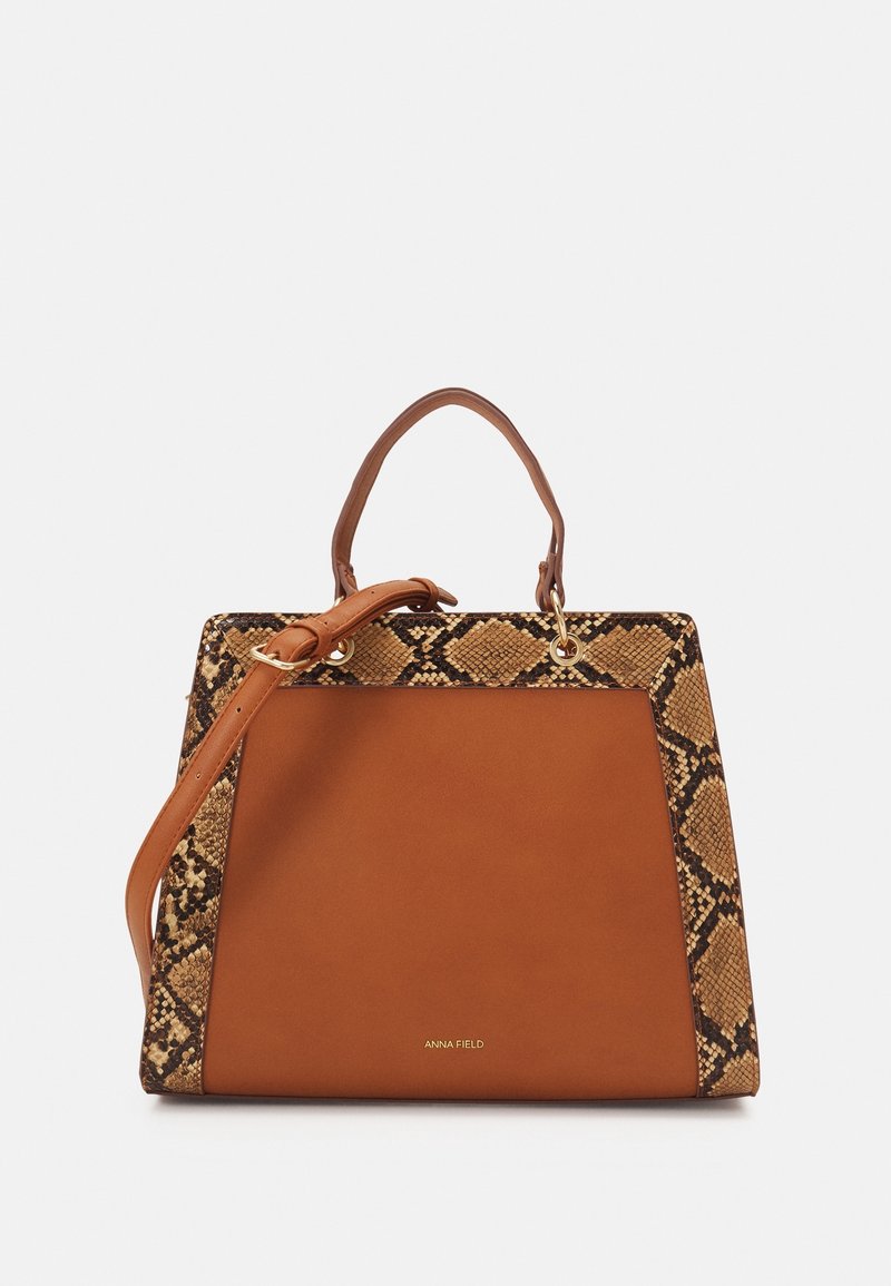 Sac à main en cuir marron avec garniture à motif peau de serpent, une seule poignée supérieure, une bandoulière réglable et le logo doré "ANNA FIELD" à l'avant.