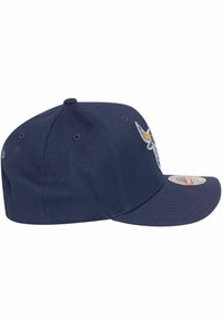 Casquette de baseball bleu marine avec une visière rigide, un tissu texturé, un design de logo brodé à l'avant et six œillets de ventilation sur le dessus.